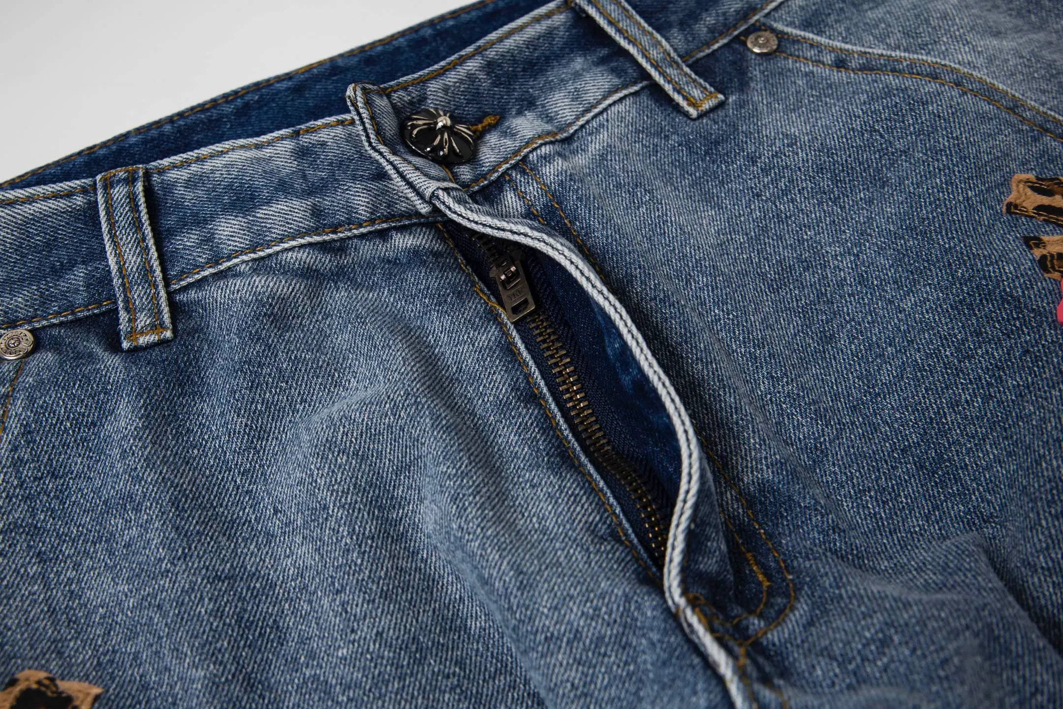 P260 Chrome Hearts | Chrome Hearts CH Chrome Hearts blue and white multi-color leather-splashed denim American work trousers. Full set of hardware molding. Hand-made tassels on the hem with frayed and damaged design. White genuine leather and then patching. Genuine Levi's jeans base plate. Disassembled and spliced. Heavy industrial washing. The upper body is stylish and handsome. The brand recognition is very clear, which greatly highlights the overall sense of style. The overall craftsmanship is impeccable. A pair of trousers. Same style for men and women. Style number: 1732# Size: 28 30 32 34 36